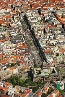 Václavské náměstí, původně Koňský trh (založeno 1348), foto: Libor Sváček, archiv Vydavatelství MCU s.r.o. Václavské náměstí, původně Koňský trh (založeno 1348), foto: Libor Sváček, archiv Vydavatelství MCU s.r.o.