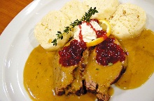 Pochoutka české kuchyně - svíčková na smetaně s houskovým knedlíkem, ozdobená šlehačkou a brusinkami, foto: Libor Sváček, archiv Vydavatelství MCU s.r.o. Pochoutka české kuchyně - svíčková na smetaně s houskovým knedlíkem, ozdobená šlehačkou a brusinkami, foto: Libor Sváček, archiv Vydavatelství MCU s.r.o.