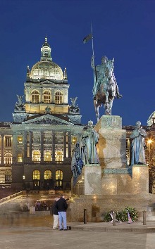 Pomník sv. Václava (J. V. Myslbek, 1912 - 24) a Národní muzeum (1885 - 90), foto: Libor Sváček, archiv Vydavatelství MCU s.r.o. Pomník sv. Václava (J. V. Myslbek, 1912 - 24) a Národní muzeum (1885 - 90), foto: Libor Sváček, archiv Vydavatelství MCU s.r.o.