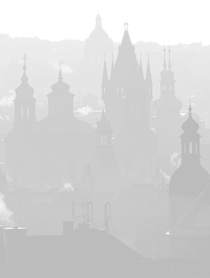 Siluety historick ch v   a kupol  m sta zahalen  v mlze s jemn m rozptylem sv tla.  Popis generovan  AI
