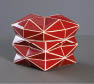 erven keramick  so ka s b l mi geometrick mi liniemi tvo  c mi troj heln kov  vzory.  Popis generovan  AI