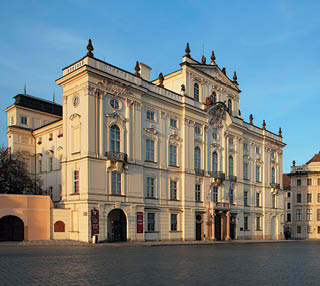 Barokn budova s bohatou architekturou a zdoben mi okny stoj  na n m st  za jasn ho dne.  Popis generovan  AI