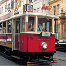  erven historick  tramvajov  v z s   slem 2272 proj  d  m stskou ulic  s budovami v pozad .  Popis generovan  AI