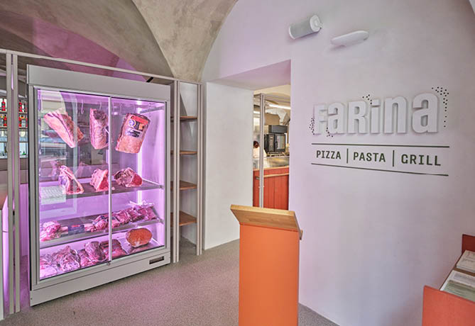 Interi r restaurace s vitr nou na maso a n pisem Farina pizza pasta grill na st n . Popis generovan  AI