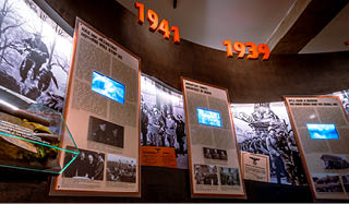 V stava s historick mi fotografiemi, texty a daty z obdob druh  sv tov  v lky ozna en  roky 1939 a 1941 na zak iven  st n .  Popis generovan  AI