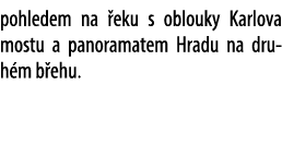 pohledem na eku s oblouky Karlova mostu a panoramatem Hradu na dru h m b ehu. 