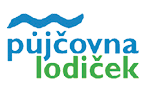 Logo s modr m vlnit m pruhem nad n pisem „p j ovna“ a zelen m slovem „lodi ek“ pod n m. Popis generovan  AI