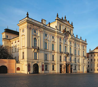 Barokn budova s bohatou architekturou a zdoben mi okny stoj  na n m st  za jasn ho dne.  Popis generovan  AI