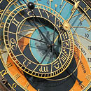 Orloj je historick astronomick  hodiny s bohat  zdoben m cifern kem a zlat mi detaily na tmav m pozad .  Popis generovan  AI