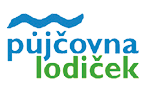 Logo s modr m vlnit m pruhem nad n pisem „p j ovna“ a zelen m slovem „lodi ek“ pod n m. Popis generovan  AI
